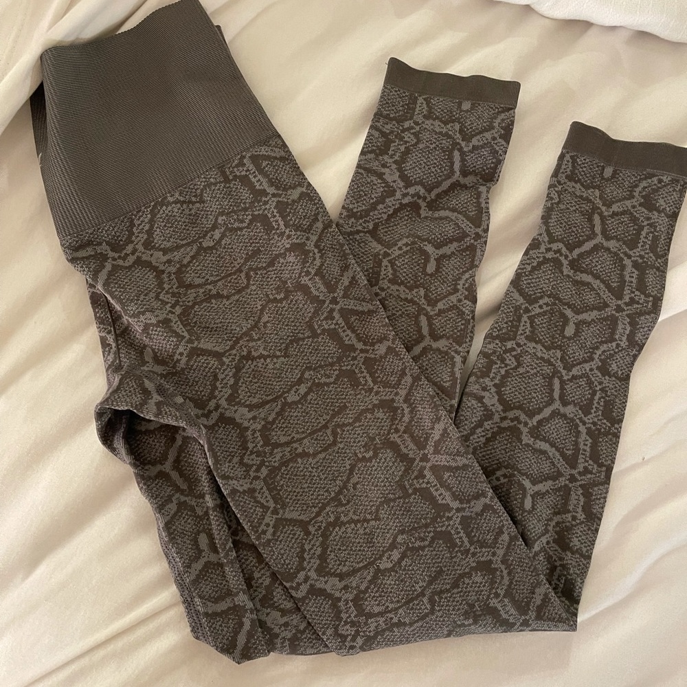 Size M snakeskin leggings! High rise!